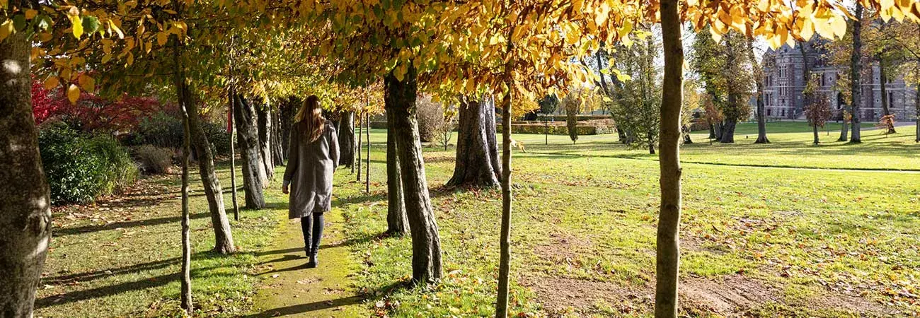 Photo d'une personne se promenant au parc du centre d'art contemporain