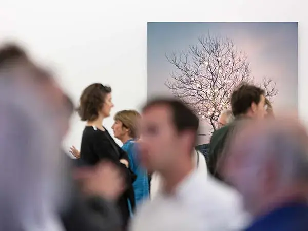 Photo d'un groupe de personnes devant une œuvre