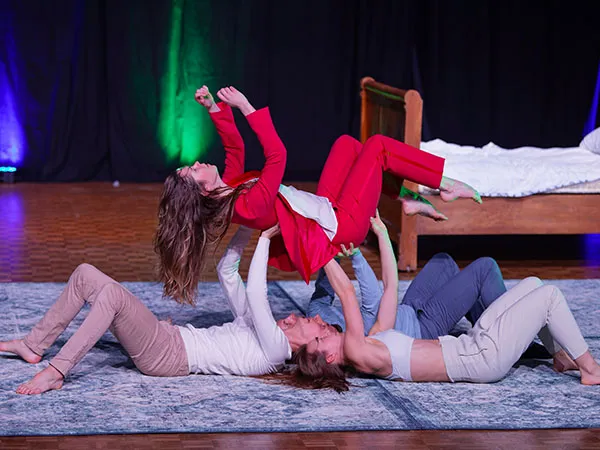 Photo Blois Danse trois femmes dansent dos au sol