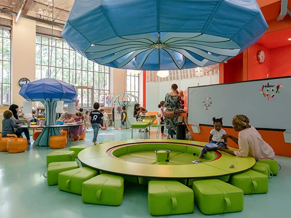 Photo de familles dans la Maison des Petits du CENTQUATRE-PARIS