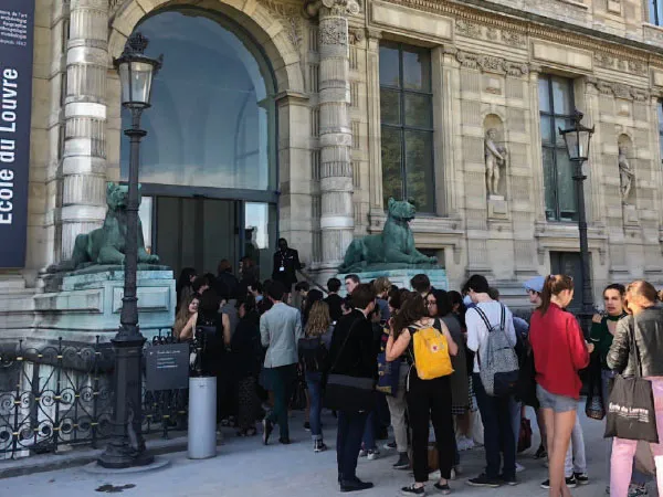 Photo entrée de l'école du Louvre file d'attente de personne