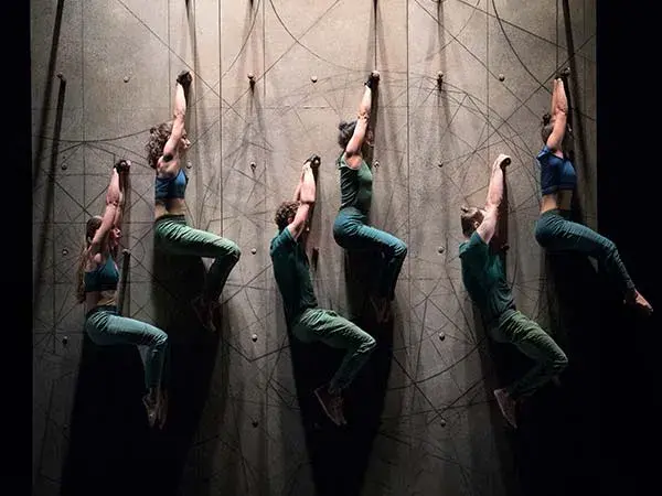 Photo de personnes s'accrochant à un mur