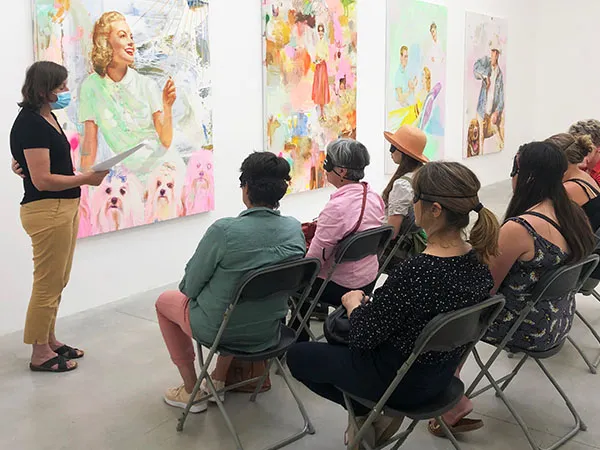Image personne en visite inclusive au museum de dijon
