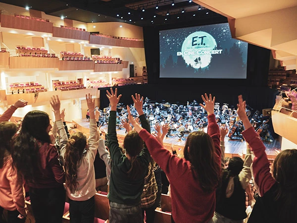 Photo de jeunes dans l'opéra de Bordeaux