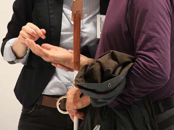Photo de personnes échangeant avec les mains