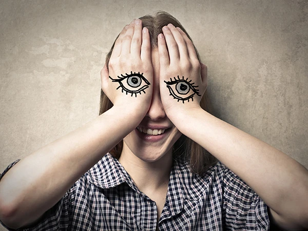 Photo les yeux dits femme se couvrant les yeux avec ses mains