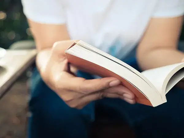 Photo d'une personne lisant un livre