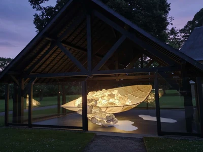 Oeuvre de Flo Arnold qui représente une barque lumineuse dans la charreterie du parc