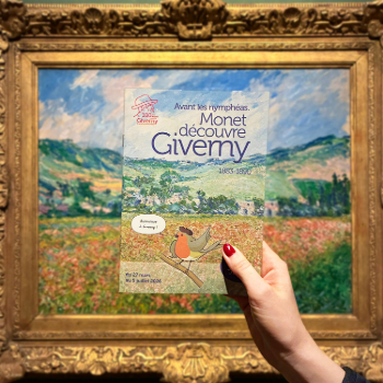 Une main tient le livret jeux enfants devant une oeuvre de Monet